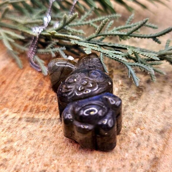 Adorable Nature Labradorite Carved Flashy Rabbit With Flower Pendant Necklace - Picture 3 of 10